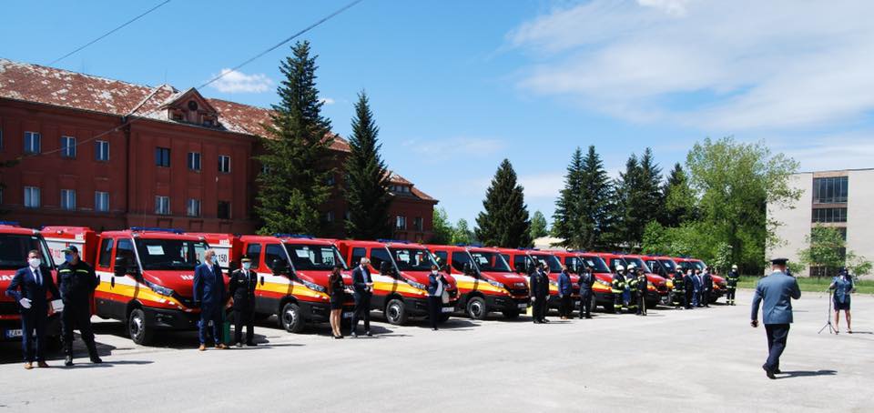 05 - Minister vnútra navštívil aj Záchrannú brigádu HaZZ v Žiline a odovdzal nové vozidlá Iveco Daily 
